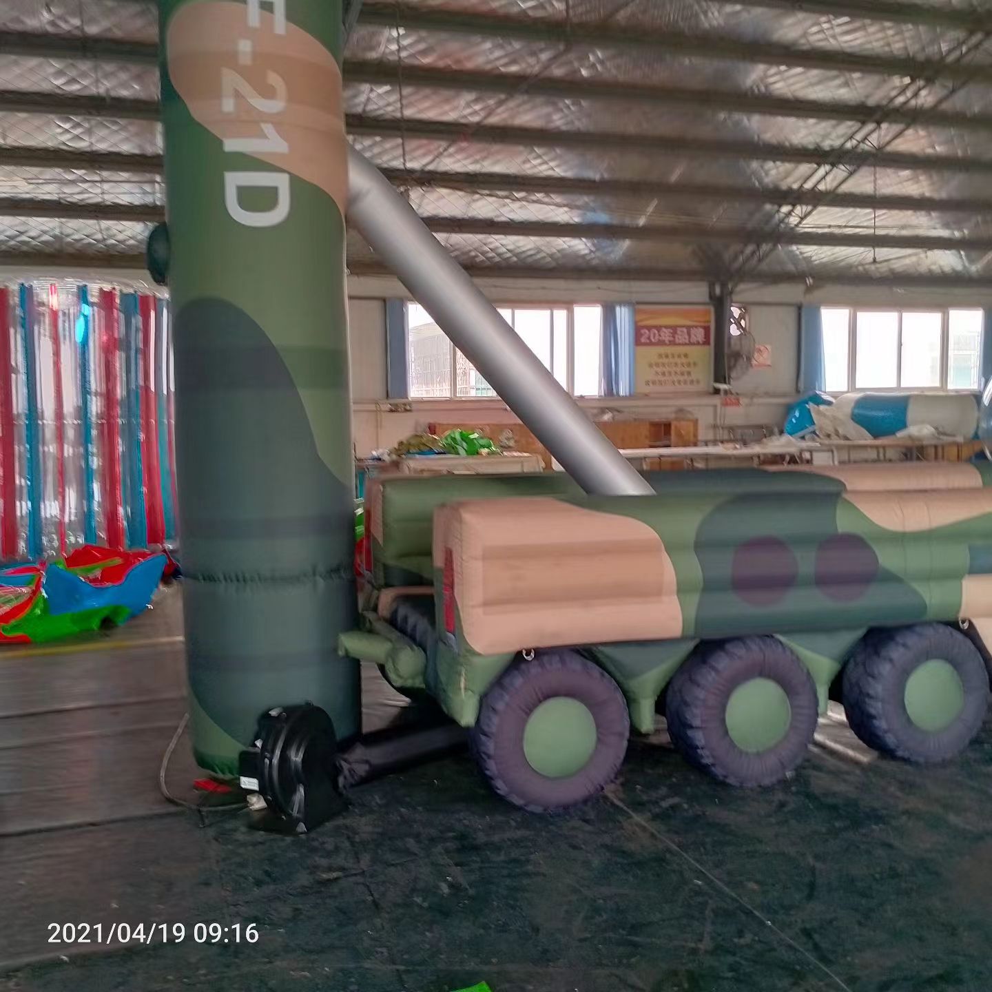 灯塔军事演习中的充气目标车辆：模拟发射车雷达车坦克飞机